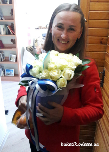 белые розы в коробке в Одессе фото