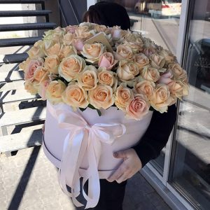101 кремовая роза в шляпной коробке в Одессе фото