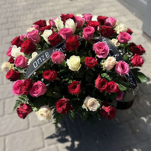 великий жалобний кошик з різнокольоровими розами фото