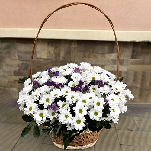 фото траурного букета хризантемы со статицей в корзине