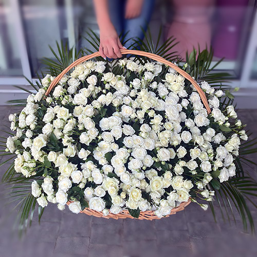 Фото товара 200 кустовых роз в корзине в Одессе