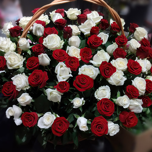 Фото товара Корзина красных и белых роз в Одессе