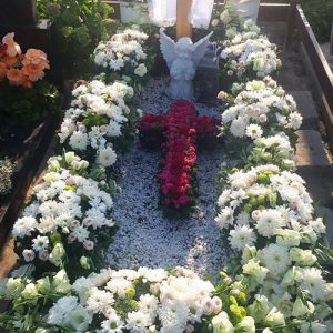 икебана на похороны из роз