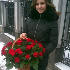 35 красных роз в корзине Одесса фото