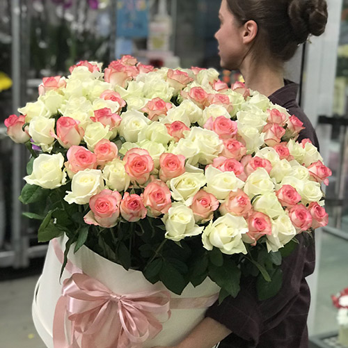 капелюшна коробка 101 біла та рожева троянда в Одесі фото