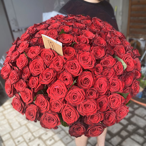 букет червоних троянд 101 квітка фото
